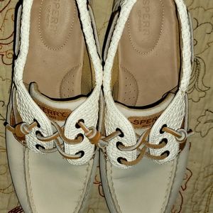 Size 9.5 Sperry boat shoes